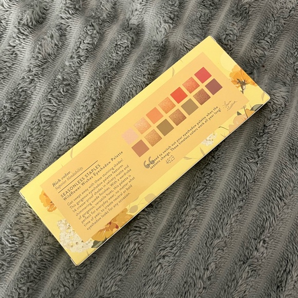 Eyeshadow pallet - Picture 2 of 2